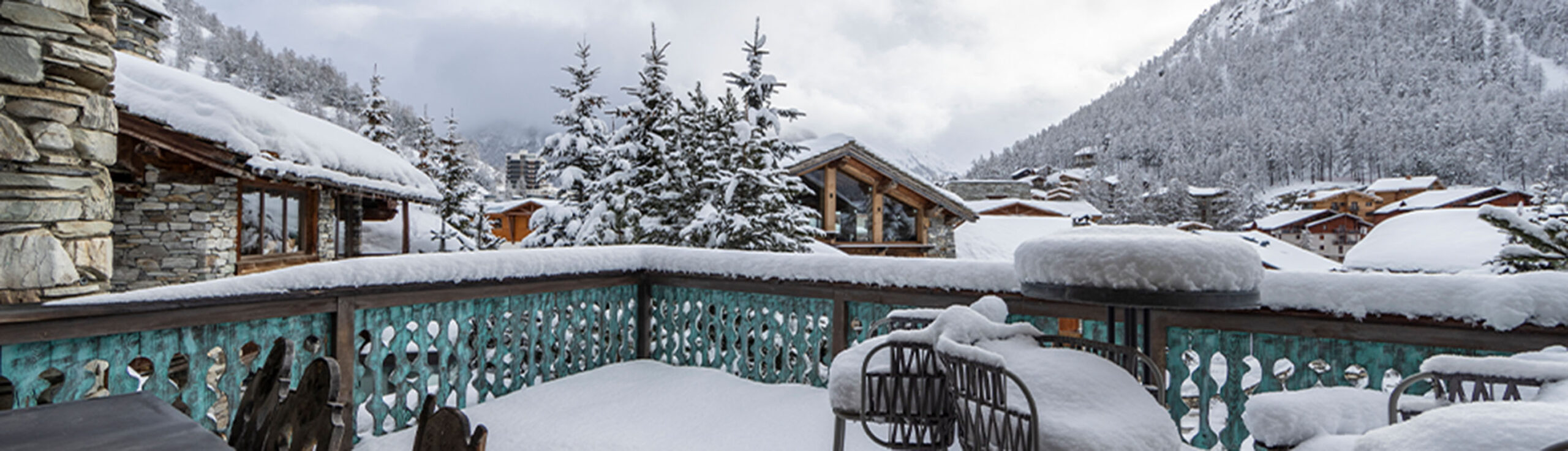 Terrasse avec vue sur la montagne image